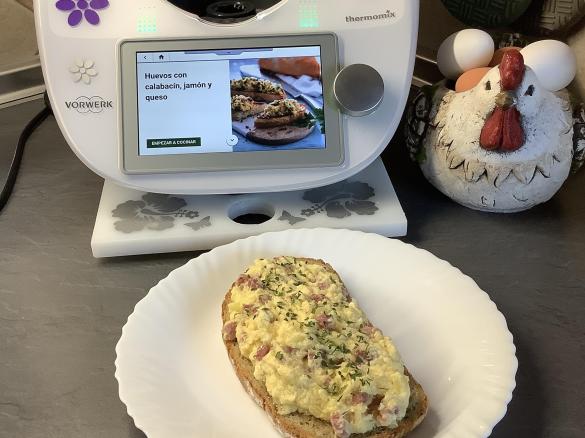 Huevos con calabacín, jamón y queso