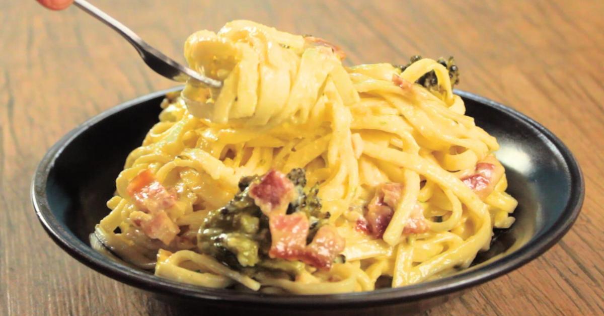 Pasta Alfredo con Pollo y Tocino por Alejandro Salvador. La receta de