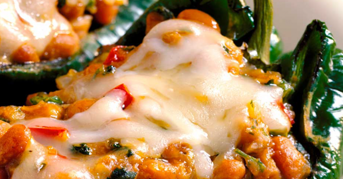 Chile Poblano relleno con camarones y queso por Alejandro Salvador. La