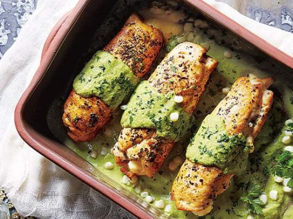 Pollo relleno de elote y queso en salsa de chile poblano 